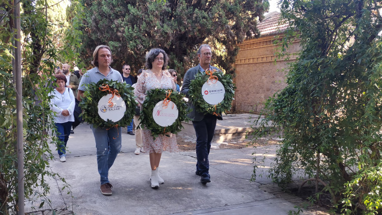 Joan Miralles, d'Obra Cultural Balear; Anna Oliver, d'Acció Cultural del País Valencià; i Xavier Antich, a l'esquerra, d'Òmnium Cultural, amb les corones de flors| ACPV