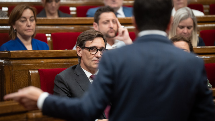 Salvador Illa, líder del PSC, podria desencallar l'aprovació pressupostària al Parlament, tot i que el president català s'ha negat d'entrada, a negociar amb els socialistes. En canvi, la necessitat que té el Govern espanyol de desencallar els seus Pressupostos, cosa que podria fer amb el vot dels 13 diputats d'ERC, podria fer canviar aquesta postura.. Europa Press