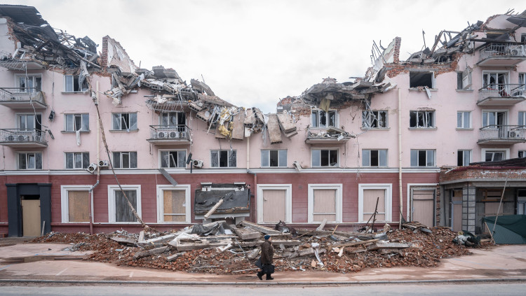 Chernihiv, 11 d'abril de 2022. La ciutat nord ucraïnesa de Chernihiv va ser bloquejada i atacada per les forces russes per més d'un mes el març de 2022. Moltes infraestructures civils, inclosos edificis residencials, van ser danyades i molts civils van morir. / Serhii Korovayny, @odesaphotodays. Serhii Korovayny, @odesaphotodays