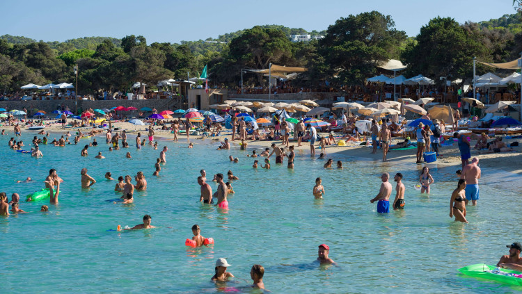 Banyistes a la platja eivissenca de Cala Bassa. Europa Press