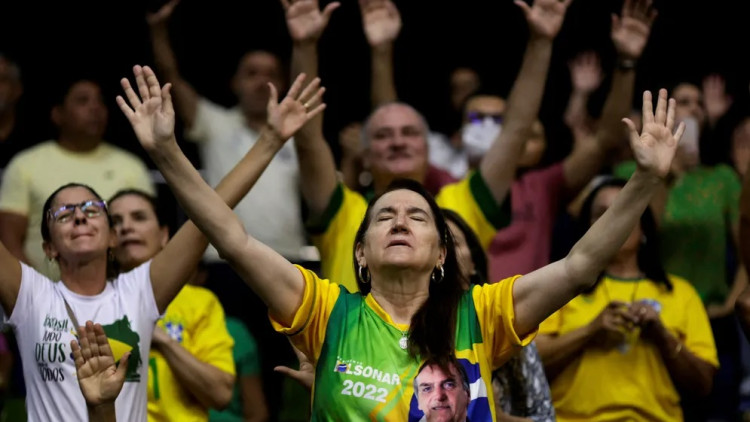 Devots de Bolsonaro en una missa evangèlica. Der Spiegel