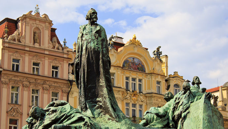 Monument a Jan Hus, a Praga, sacerdot i rector de la universitat de la capital txeca, cremat a la foguera, precursor del protestantisme, modernitzador de la llengua txeca.