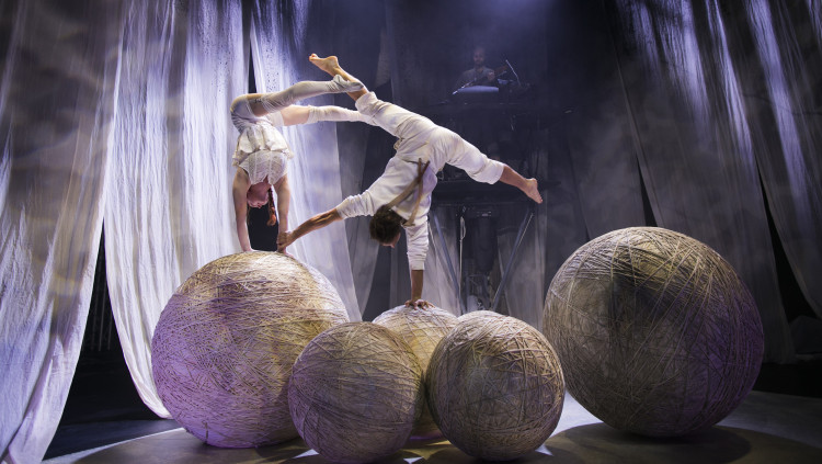 Una imatge de l’espectacle Grensgeval (‘El Cas de la Frontera’) de Guy Cassiers i Elfriede Jelinek, que arriba al Temporada Alta. El modèlic festival gironí està amenaçat per la reclamació amb efectes retroactius de l’IVA de les subvencions per part del m. Mats Backer