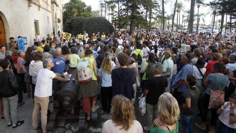 Cadena humana contra el col·lapse turístic a Mallorca. Europa Press