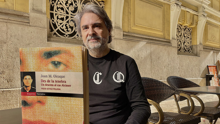 Joan M. Oleaque, actual degà de Comunicació a la VIU, amb un exemplar del seu llibre sobre el cas Alcàsser.