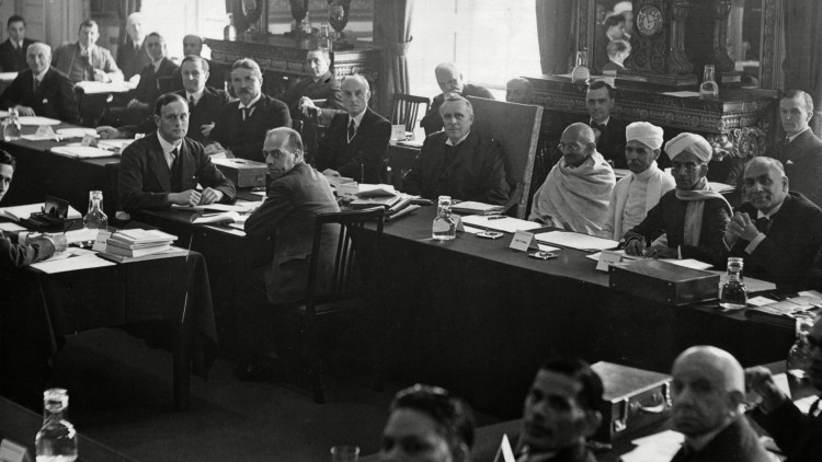 Comitè d’Estructura Federal de la Conferència de Taula Rodona de l’Índia al Palau de St. James a Londres. 14 de setembre de 1931. El primer ministre britànic Ramsay MacDonald a la dreta de Mahatma Gandhi. Winston Churchill, a sota, odiava el que era i representava Gandhi, fins el punt d’insultar-lo i desitjar la seva mort