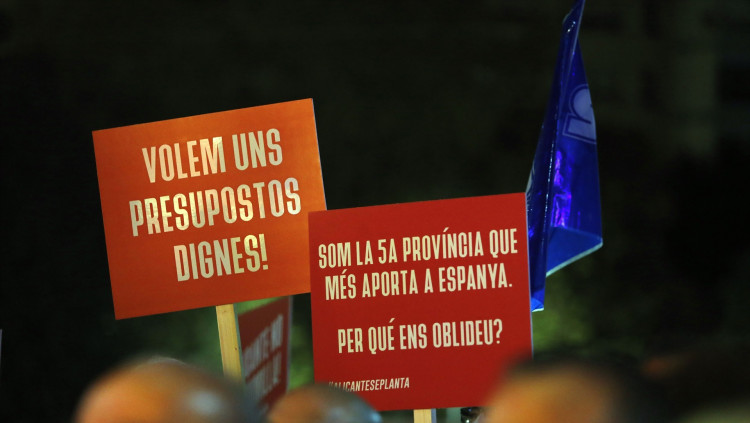 Cartells a la passada concentració en Alacant contra els PGE del Govern espanyol| Europa Press