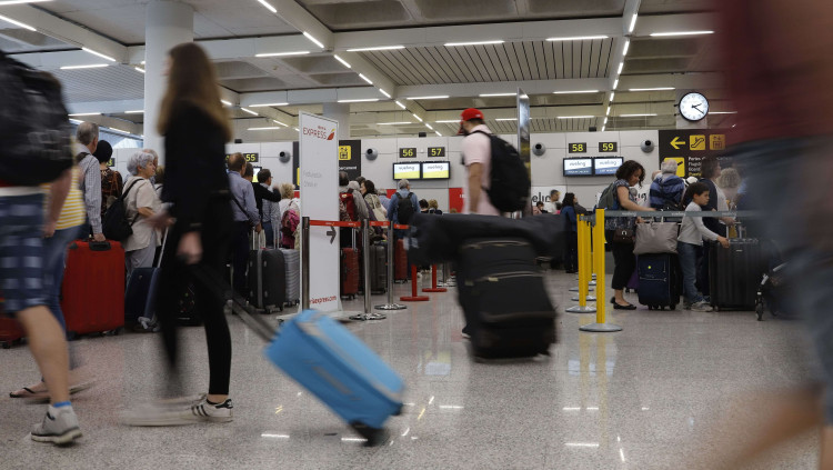 Turistes a l'aeroport de Son Sant Joan. Europa Press