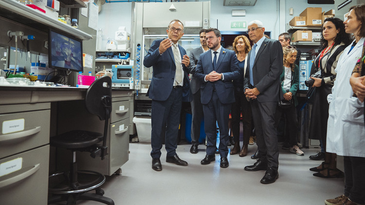 El president Aragonès i el conseller Balcells durant la visita a un laboratori de l’IBEC. Signatura: DEP. DE SALUT.  