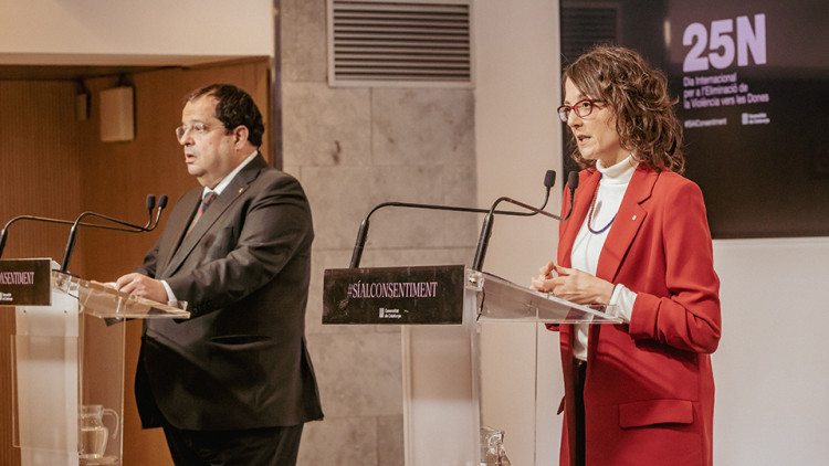 Els consellers Elena i Verge, durant la presentació del balanç del pla contra les violències sexuals en entorns d'oci| Departament d'Interior