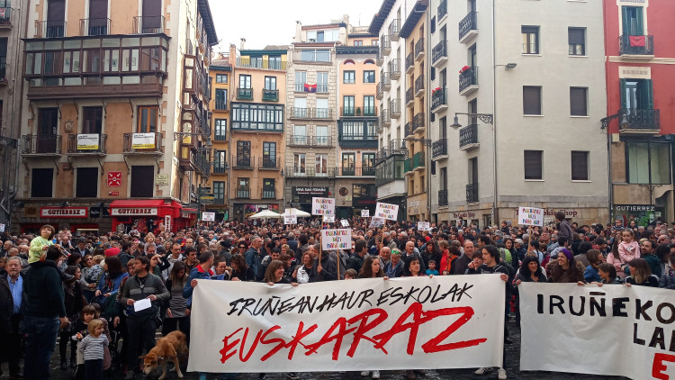 Manifestació multitudinària a Pamplona contra la reducció d'oferta de matriculacions en èuscar a les escoles infantils, una decisió presa per l'Ajuntament, liderat per UPN. Europa Press