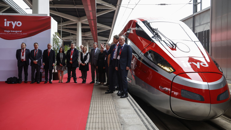 Iryo ha estat la darrera a sumar-se a la cursa per captar clients en la ruta Madrid-València. En la imatge, el primer viatge pilot va ser rebut a València per Ximo Puig i la consellera Rebeca Torró.. Europa Press