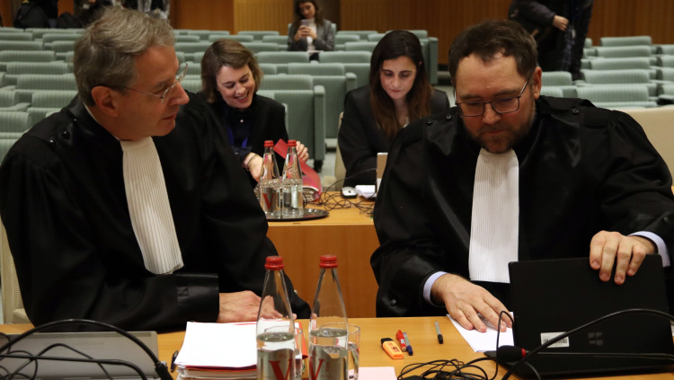 Els advocats en representació del Parlament Europeu, Norbert Lorenz i Niklas Görlitz, amb l'advocada general de l'Estat espanyol, Andrea Gavela, darrere a l'esquerra. Agència Catalana de Notícies