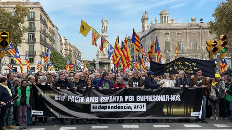 La capçalera de la manifestació amb les principals personalitats de les entitats representades.. Guillem Soler / El Temps