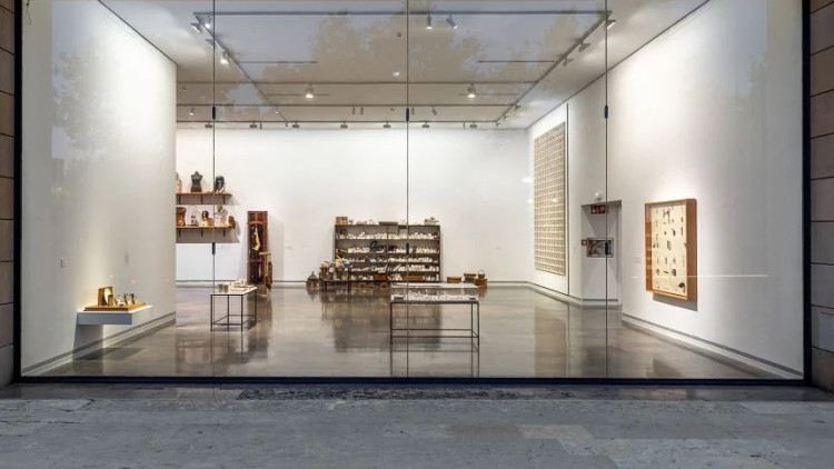 Vista de l'exposició de Carmen Calvo des de fora de l'IVAM