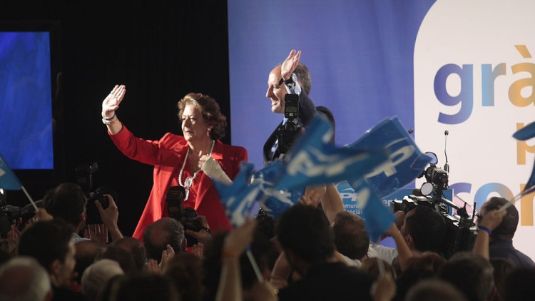 Rita Barberá i Francisco Camps celebren el triomf en les eleccions valencianes i locals del 2011| EL TEMPS