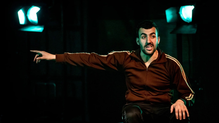 Moha Amazian protagonitza 'Bonobo', una obra de Josep Julien que ha passat pel TNC. Foto: Jordi Boixareu