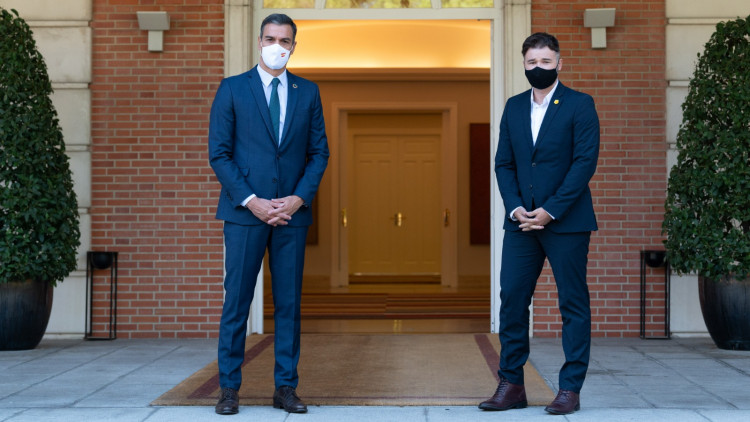 El president espanyol, Pedro Sánchez, amb el diputat d'ERC Gabriel Rufián. Agència Catalana de Notícies