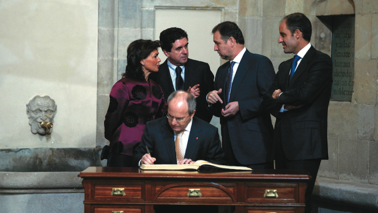 Constitució del Patronat de l'Arxiu de la Corona d'Aragó, el 2007: el president de la Generalitat de Catalunya signant i, al seu darrere, Carmen Calvo, llavors ministra de Cultura; el president balear Jaume Matas; l'aragonès Marcel·lí Iglesias i el valencià Francesc Camps. // JORDI PLAY