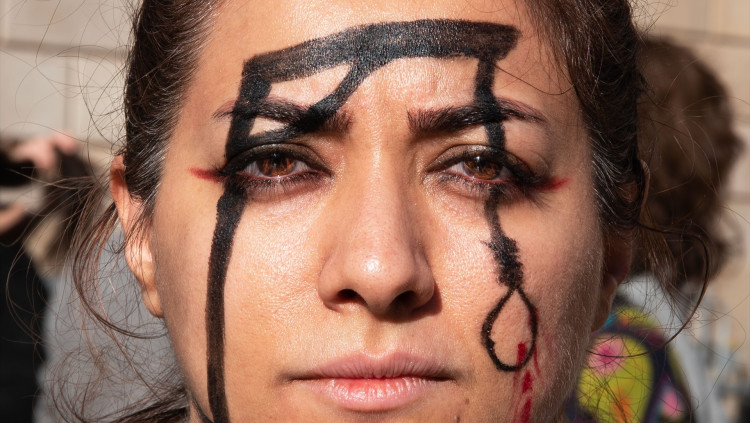 10 de desembre de 2022, Barcelona: una dona participa en una manifestació de solidaritat amb les protestes a l'Iran, en el Dia Internacional dels Drets Humans.. Ximena Borrazas / EUROPAPRESS