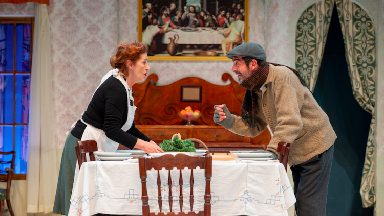 Conceta (Pilar Almeria) i Luca (Josep Manuel Casany) en una de les seues múltiples bregues. CIA. TEATRE MICALET