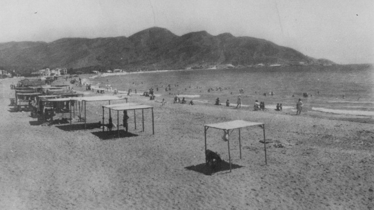 La serra Gelada, vista des de la platja de Llevant de Benidorm, en 1959.. Francisco pérez Bayona "Quico"