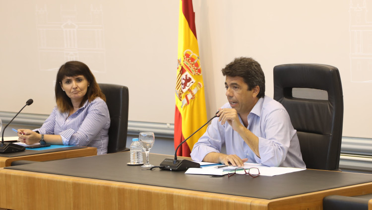 La diputada de Cultura de la Diputació d'Alacant, Julia Parra, amb el president de la institució, Carlos Mazón. Europa Press