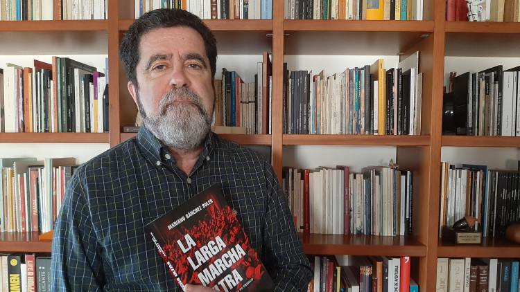 El periodista Mariano Sánchez Soler amb la seua nova obra 'La larga marcha ultra'| Cedida a EL TEMPS