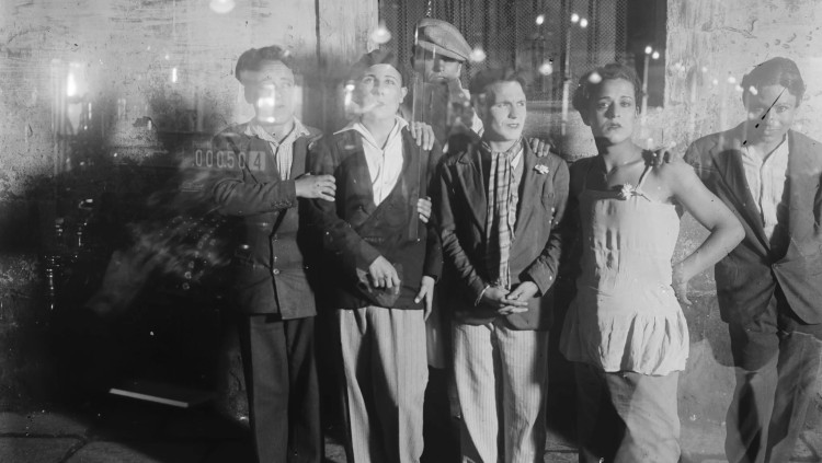 Gabriel Casas i Galobardes. Grup de transvestits fotografiat des de l’interior de l’aparador de cal Sacristà, al carrer del Cid. c.1930. Fons Gabriel Casas i Galobardes. Arxiu Nacional de Catalunya.