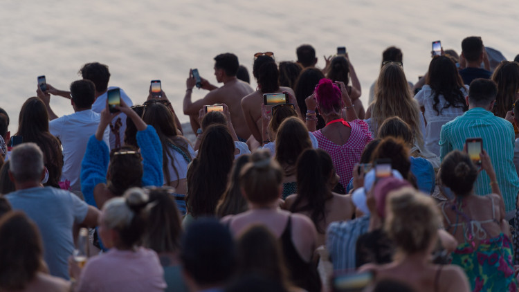 Turistes a la Cala d'Hort d'Eivissa. Europa Press