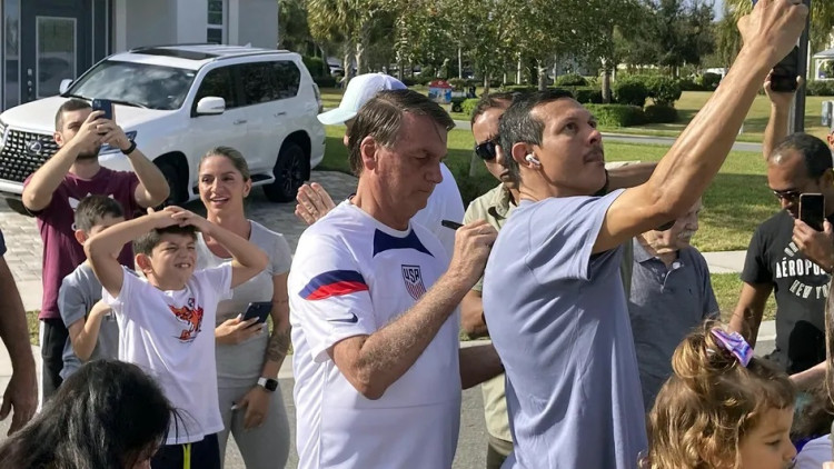 Jair Bolsonaro atén seguidors seus a Florida. Der Spiegel