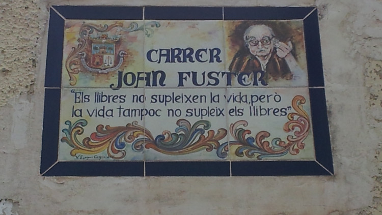 Carrer Joan Fuster a Godella. Coentor, CC BY-SA 4.0, via Wikimedia Commons