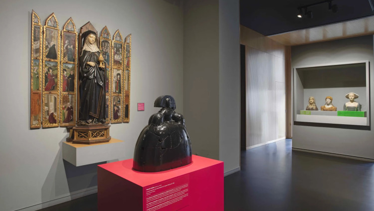 L'escultura de Manolo Valdés dialoga amb una Santa Clara MUSEU FREDERIC MARÈS/ArtWorkPhoto.eu