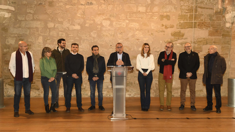 L'alcalde de Lleida, Miquel Pueyo, i la regidora de Xàtiva, Raquel Caballero amb representants de la Generalitat de Catalunya, la Diputació de València i el Consell Departamental dels Pirineus Orientals, entre d'altres. Santi Iglesias
