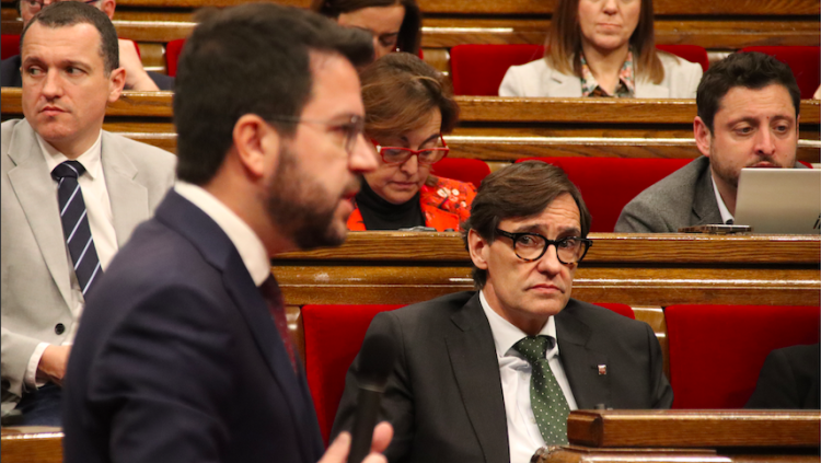 Salvador Illa i Pere Aragonès durant el ple del Parlament. ACN - Mariona Puig