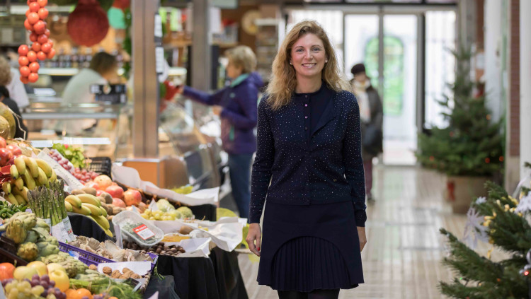 Amparo Marco, alcaldessa de Castelló de la Plana, fotografiada al Mercat Central de la ciutat, situat al davant de l'Ajuntament.. Miguel Lorenzo