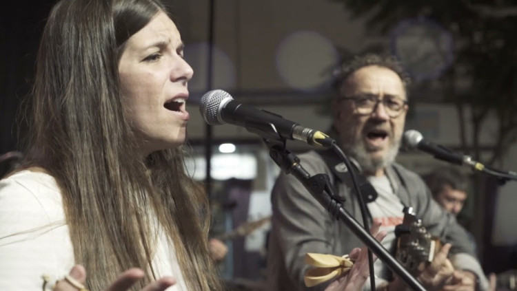 Noelia Llorens 'Titana' i Miquel Gil en un concert del Barnasants  de l'any passat| Barnasants