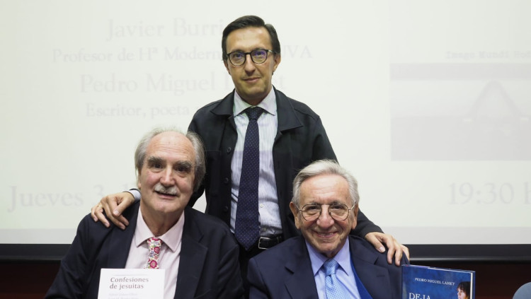 Valentí Gómez-Oliver, el primer a l'esquerra, amb el seu llibre 'Confesiones de Jesuitas'. Twitter @archiValladolid