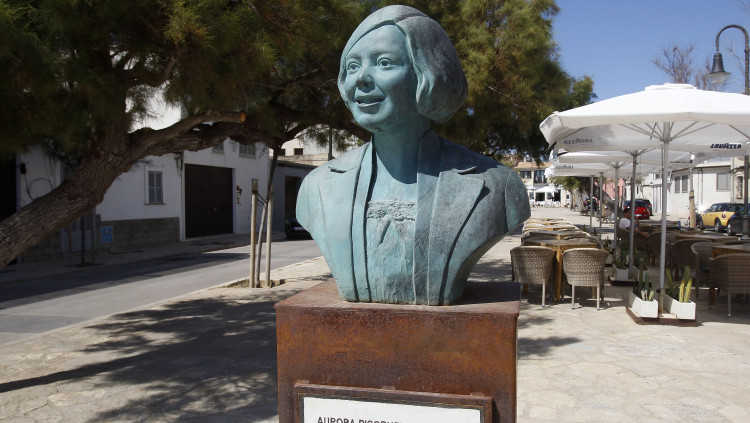La barriada del Molinar recorda Aurora Picornell Femenías amb un bust que hi ha a un passeig davant de la mar