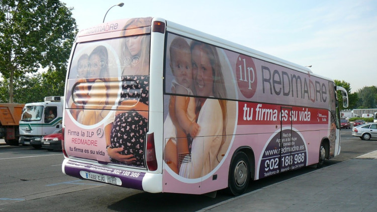 Autobús propagandístic de Red Madre, entitat antiiavortista que va ser subvencionada pel Consell| Red Madre