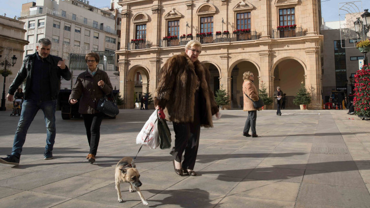 Una dona passeja per la plaça Major de Castelló de la Plana, al davant de l'edifici consistorial.. Miguel Lorenzo