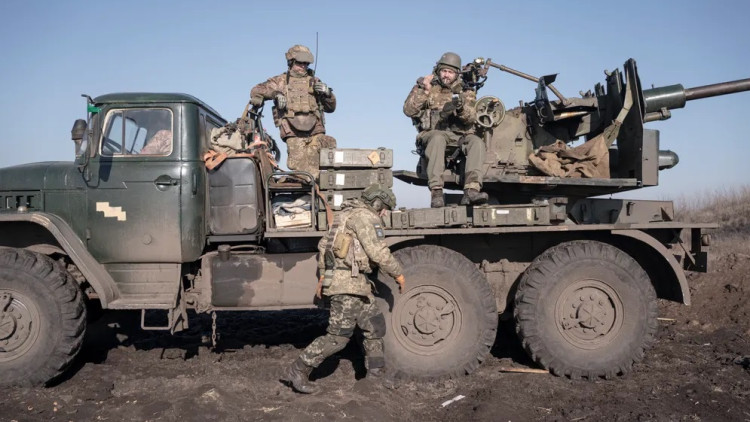 Soldats ucraïnesos a Bakhmut: part de l’equipament que utilitza l’exèrcit ucraïnès és tan antic que es feia servir durant els anys seixanta.. Der Spiegel