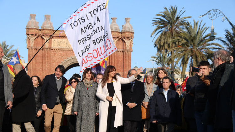 Laura Borràs, acompanyada per membres destacats de Junts a l'entrada del judici. Agència Catalana de Notícies