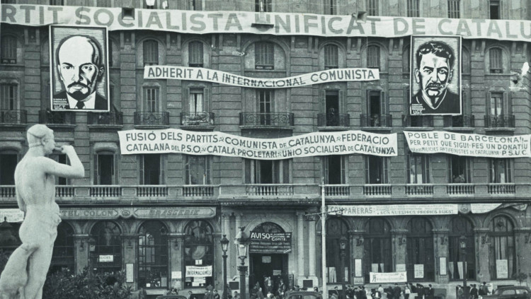 L’escultura del pastor amb una ovella als seus peus i un xai al braç tocant el flabiol, observa, la façana de l’Hotel Colón, a la plaça Catalunya de Barcelona.. AFB