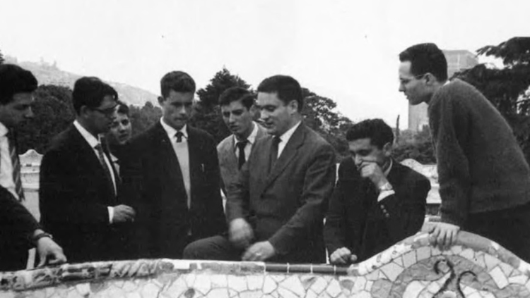 Imatge dels joves valenciansen el seu viatge a Barcelona el 1960, escoltant Oriol Bohigas. Arxiu EL TEMPS