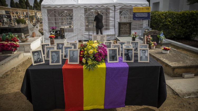 El diumenge 12 de febrer, les famílies van celebrar l’obertura de la fossa amb un homenatge als seus avantpassats soterrats a la fossa.. Eva Máñez