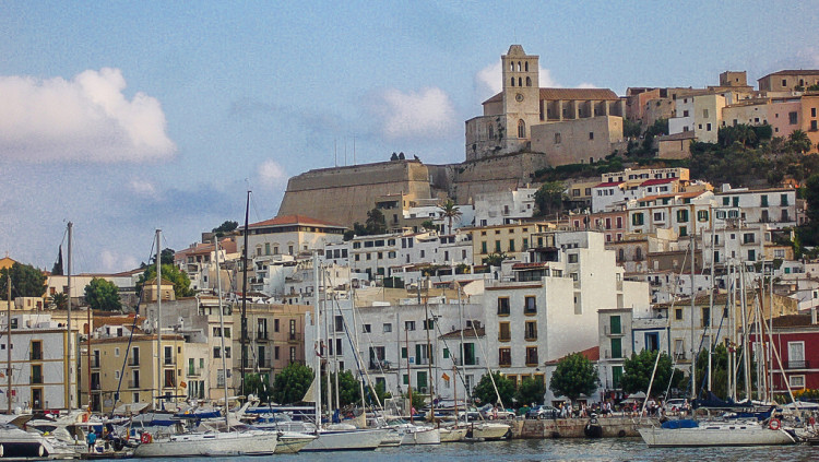 Port d'Eivissa. Jc REY de Aix-en-Provence, Francia, CC BY-SA 2.0, via Wikimedia Commons