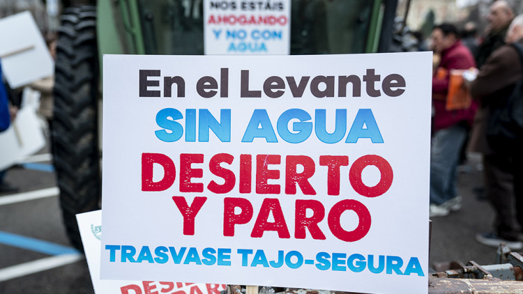 Cartell a la concentració a Madrid contra la retallada del transvasament| Europa Press