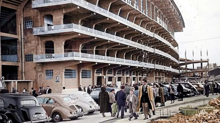 La tribuna actual del Mestalla, executada els anys 50, en una imatge d’aquella època.