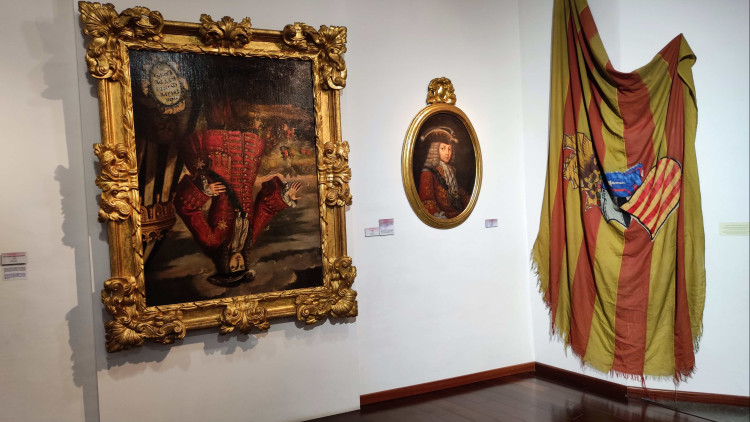 El cèlebre quadre de Felip V cap per avall acompanyat de la senyera del Consell preautonòmic, donada per l’expresident Josep Lluís Albiñana.